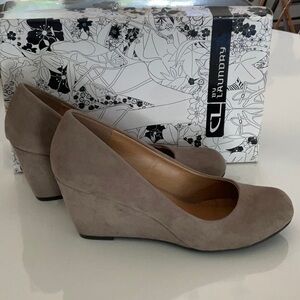 CL by Laundry Dark Taupe Vegan Suede Wedge Heels Sz 6.5